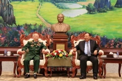 Tổng Bí thư, Chủ tịch nước Lào Bounnhang Volachith (phải) tiếp thân mật đồng chí Thiếu tướng Huỳnh Đắc Hương cùng Đoàn. (Ảnh: Phạm Kiên/TTXVN)