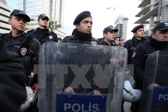 Cảnh sát Thổ Nhĩ Kỳ phong tỏa hiện trường vụ nổ bom ở Izmir ngày 5/1/2017. (Nguồn: EPA/TTXVN)