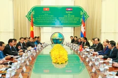 Thủ tướng Nguyễn Xuân Phúc và Thủ tướng Samdech Techo Hun Sen hội đàm. (Ảnh: Thống Nhất/TTXVN)