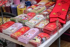 Những mẫu mã phong bao lì xì đậm 'chất Việt' được nhiều khách hàng ưa chuộng. (Ảnh: Việt Anh/Vietnam+)