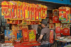 Khởi động từ sớm nhưng phải đến tháng 12, thị trường lịch Tết tại Hà Nội mới sôi động. (Ảnh: Việt Anh/Vietnam+)