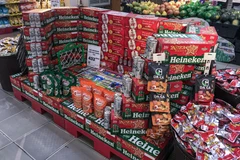 Hàng loạt mặt hàng thực phẩm như bia hơi, nước giải khát, đồ ăn nhanh... đang được áp dụng khuyến mãi mùa World Cup tại các siêu thị. (Ảnh: Việt Anh/Vietnam+)