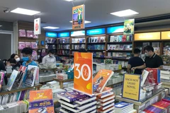 Sự kiện khuyến mãi dịp Giáng sinh là cơ hội để độc giả 'rinh' về những tác phẩm hay với giá ưu đãi. (Ảnh: Việt Anh/Vietnam+)
