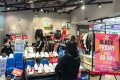 Nhiều sản phẩm thời trang thể thao từ các thương hiệu Adidas, Puma... đang được giảm giá trong mùa World Cup năm nay. (Ảnh: Việt Anh/Vietnam+)