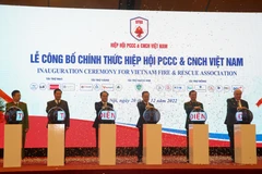 Các lãnh đạo, đại biểu thực hiện nghi thức công bố thành lập Hiệp hội Phòng cháy, chữa cháy và cứu nạn, cứu hộ Việt Nam - 'VFRA'. (Ảnh: Việt Anh/Vietnam+)