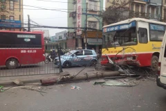 Xe buýt húc đổ đèn chiếu sáng cùng 30m rào chắn giải phân cách 