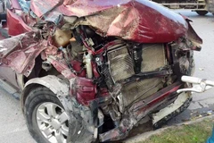 Phần đầu xe nát bươm của chiếc bán tải sau vụ tai nạn. (Ảnh: Cộng tác viên)