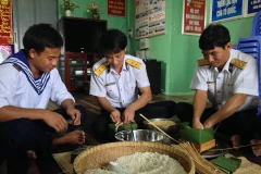 [Video] Quây quần cùng những chàng lính Hải quân gói bánh chưng Tết