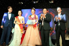 Với phần trả lời câu hỏi thông minh nhạy bén. Vũ Phương Anh đã hoàn toàn chinh phục được Ban giám khảo và giành được vương miện Miss Press Beauty 2016. (Ảnh: Thái Sương/Vietnam+)