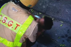 Quay đầu bỏ chạy bất thành, nam thanh niên đành giả vờ ngất để né lực lượng 141. (Ảnh: Cơ quan chức năng cung cấp)