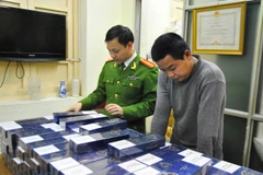 Bắt đối tượng tái phạm vận chuyển hơn 2000 bao thuốc lá lậu