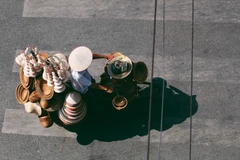 Hàng rong được bắt gặp nhiều nhất ở khu vực phố cổ Hà Nội. (Ảnh: Thanh Dung/Vietnam+)