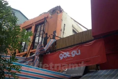 Công trình đang phá dỡ sập mái làm náo loạn cả khu phố 