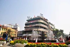 Đài phun nước bờ Hồ năm nào cũng rất đông người dân Thủ đô tới chụp ảnh (Ảnh: Võ Phương/Vietnam+)