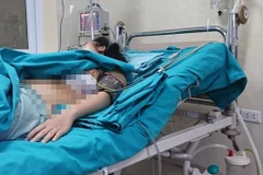 Đang điều khiển xe máy trên đường, chị C thất thần khi bị một vật kim loại găm vào ngực. (Ảnh: Cộng tác viên)