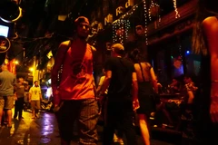 Hà Nội trong ngày đầu tiên thực hiện thí điểm chính sách nới giờ hoạt động kinh doanh lên 2 giờ sáng. (Ảnh: Võ Phương/Vietnam+)