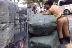 Lô hàng 254 túi xách không rõ nguồn gốc bị lực lượng cảnh sát giao thông phát hiện trên xe ba bánh. (Ảnh: Cơ quan chức năng cung cấp)