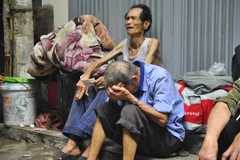 [Photo] Những mảnh đời tuyệt vọng thoát ra từ đám cháy khu nhà tạm 