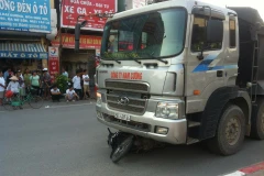 Sau khi va chạm với chiếc xe hổ vồ, nam thanh niên ngã ra đường và bị chính chiếc xe này cán qua tử vong tại chỗ. (Ảnh: Cộng tác viên)