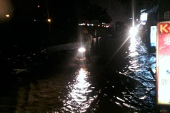 Đèn đường Nghi Tàm tắt đồng loạt, người dân mò mẫm trong mưa lạnh