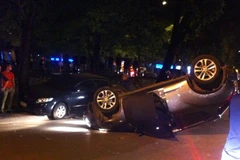 Hà Nội: Xe hơi tiền tỷ lật nhào như phim hành động giữa đêm 