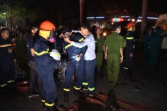 Rất đông lính cứu hộ đã được huy động để giải cứu các nạn nhân. (Ảnh: Sơn Bách/Vietnam+)