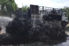 Tài xế vẫn lưu thông mà không hay biết chiếc xe tải mình điều khiển đang bốc cháy ngùn ngụt. (Ảnh: CTV)