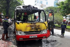 buýt bốc cháy dữ dội trên đường Lạc Long Quân. (Ảnh: Cộng tác viên)