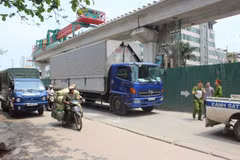 Hà Nội: Đột ngột ngã ra đường, một người đàn ông bị xe tải cán chết