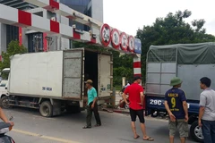 Những người tham gia giải cứu buộc phải tháo hơi lốp xe tải để giảm chiều cao xe. (Ảnh: Cộng tác viên)