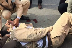 Chiếc xe tải lao thẳng vào và kéo lê Thượng úy Đạt quãng đường khoảng 20m rồi bỏ chạy. (Ảnh: otofun)