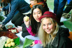 Bạn trẻ nước ngoài hào hứng đón Tết cùng người khuyết tật