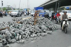 Hà Nội: Vào cua gấp, xe container làm đổ hàng tấn vật liệu ra đường