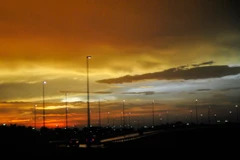 Cơn giông đi qua, để lại không chỉ bầu không khí trong lành, mà còn là khung cảnh hoàng hôn đẹp mê hồn. (Ảnh: Võ Phương)