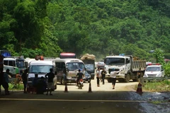 Hàng ngàn phương tiện ì ạch bò qua quốc lộ 4D lên Sapa. (Ảnh: Võ Phương/Vietnam+)