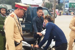 Người vi phạm lỗi không đội mũ bảo hiểm thường là các thanh niên trẻ (Ảnh: Cộng tác viên)