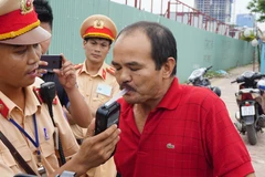 Cảnh sát giao thông Hà Nội lập chốt gần các quán bia nhằm kiên quyết xử lý các trường hợp sử dụng rượu bia khi lái xe. (Ảnh: PV/Vietnam+) 