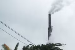 Những chiếc lò này ngày đêm nhả khói vào môi trường (Ảnh: PV/Vietnam+)