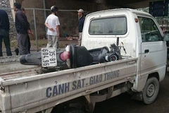 Chiếc xe máy được cho là của nạn nhân, nát phần đầu nằm chỏng trơ trên đường Vành đai III trên cao (Ảnh: Cộng tác viên)