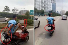 Nam thanh niên liều lĩnh lái xe máy bằng chân, đầu trần đi vào làn BRT. (Ảnh: Cộng tác viên)