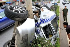 Xe taxi Thăng Long bị biến dạng sau vụ tai nạn. (Ảnh: Cộng tác viên)