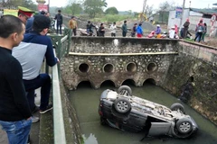 Đang quay đầu, xế hộp bạc tỷ bất ngờ vọt ga lật nhào xuống mương 