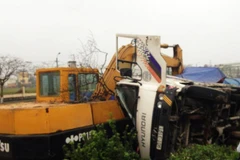 Tài xế ngủ gật lao thẳng vào công trường trên cao tốc Pháp Vân