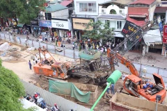 [Photo] Cần cẩu thi công đường sắt đô thị gãy, đổ đè vào nhà dân