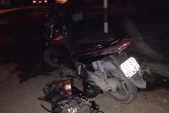 Rượu say đâm vào tường văng ra hàng chục mét, 2 người nguy kịch