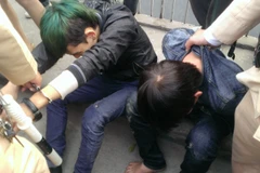 2 đối tượng cướp giật bị bắt giữ (Ảnh: Võ Phương/Vietnam+)