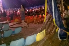 Một góc khán đài tại chương trình biểu diễn xiếc lưu động đổ sập khiến nhiều người bị thương. (Ảnh: Cộng tác viên)