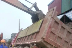 [Video] Hiện trường vụ xe tải công trình đè vỡ tường nhà dân