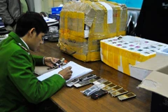 [Video] Lô hàng điện thoại lậu bị máy soi chiếu sân bay lật tẩy 