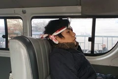 Nam sinh viên rượt đuổi, quật ngã đối tượng tình nghi giật túi xách